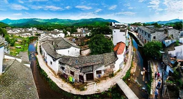 一生痴绝处，无梦到徽州！