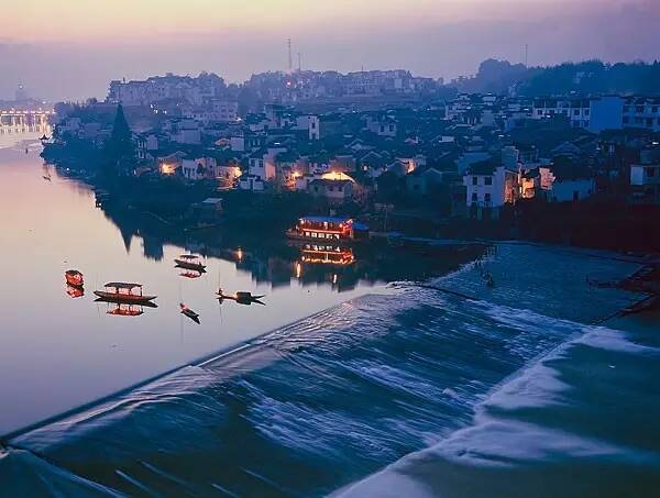 一生痴绝处，无梦到徽州！