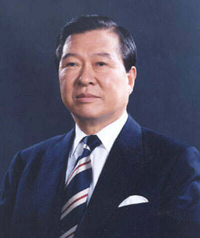 金大中（???. Kim Dae-Jung, 1925～ ）1943年中学毕业后，在一个日本人公司中作职员。1945年接管这一公司，成为富商。朝鲜战争期间被俘获并被判处枪决，后逃脱。1954年进入政界，反对李承晚的政策。1961年成为国会议员。国会在1961年政变时被朴正熙解散，他成为朴政策的批评者。1971年竞选总统失败。1973年在东京所住的旅馆中被韩国中央情报部绑架，并被强行押送到韩国监禁。后又被软禁。1976年再次被捕，因要求恢复民主而被判刑8年。服刑33个月后获释。后又以煽动和阴谋为罪名被捕，并被军事法庭审讯和判处死刑。1980年1月改为终身监禁。1982年12月获准去美国就医。金大中在美期间，继续开展反对全斗焕集团和争取民主化的组织与宣传工作。1997年5月，新政治国民会议推选金大中为韩国第15任总统候选人，并当选。然而，其政府一直纠缠于腐败的漩涡之中，其本人尽管未卷入，家人腐败行为却令他极其狼狈。