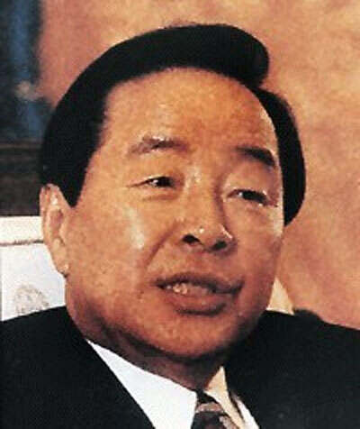 金泳三(???， Kim Young-Sam, 1927年)，韩国庆尚南道人，第14任韩国总统。 1927年12月20日生于庆尚南道巨济岛。1952年毕业于汉城大学文理学院哲学系 。1974年在美国获名誉博士。1951年任总理秘书。1954年和1960年两次当选为国会民议院议员。1961年任新民党青年部长。1963年任民政党宣传部长。1985年任民众党院内总务兼发言人。1967年任新民党院内总务。1971年任韩国问题研究所所长。1973年任新民党副总裁、政务会议副议长 。1974年任新民党总裁。1976年任新民党顾问。1979年再次当选为新民党总裁。1987年任民主党总裁，并被提名为总统候选人，后落选。曾历任第六、七、八、九、十和十三届国会议员。1990年民正、民主、共和3党合并后，任民自党最高委员。1992年12月当选为韩国第十四届总统。上任后，采取了比较严厉的廉政措施。1998年2月卸任。金泳三其子也因腐败入狱，声明狼籍。