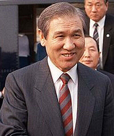 卢泰愚(???，Roh Tae-Woo, 1932年12月4日-)，韩国大邱出生，祖籍中国山东省，是韩国的将军及政治家, 曾于1988年至1993年间任韩国总统。卢泰愚1955年毕业于陆军士官学校。1959年在美国特殊战校进修心理战课程。1980年8月任陆军保安司令。1981年获上将军衔。1981年后，历任政务长官、体育部长官、内务部长官等职。1987年8月任民主正义党总裁，12月当选为韩国总统，为1988年至1993年任期的韩国第6任总统。卢泰愚是韩国军事强人全斗焕所拣选的继任人。由于全斗焕违反民主普选的承诺，卢泰愚的任命在1987年引发了首尔及其他大城市的大规模支持民主游行，是1980年光州事变之后韩国最大规模的示威活动。为平息国民的不满，卢泰愚向国民承诺会举行民主选举，并要求政府部门作积极准备。卸任后，也因腐败入狱。