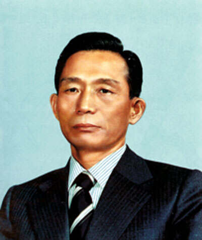 朴正熙(???，Park Chung-Hee, 1917年9月30日-1979年10月26日) 号中树。他亦曾经用过冈本实和高木正雄这两个日本名。他是韩国第5至第9任总统，由1961年上任至1979年，长达18年。朴正熙出生于韩国庆尚北道的龟尾(大邱广域市附近)，1944年于满洲军官学校毕业。朴正熙于1961年发动5.16军事政变，推翻了民选政府。迫于约翰·肯尼迪政府的压力，民选政府恢复，他于1963年赢得大选胜利。朴正熙被认为在韩国的经济发展中扮演了积极的角色。但是他的独裁倾向却并不受欢迎。1964年，他主持韩日关系正常化，这一举动受到普遍反对，并造成了普遍的动荡。朴正熙于1979年10月26日被韩国中央情报局首长金载圭暗杀。