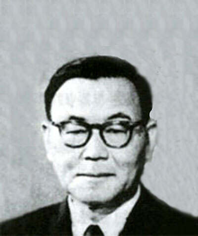 尹潽善(???，1897年8月26日－1990年7月18日），号海苇，生于忠清南道牙山，为大韩民国第4任总统。他是韩国独立后首任汉城市长，并因此踏入政界。他历任工商部长、大韩红十字会总裁、韩国民主党最高委员。1960年4.19革命，李承晚失败并流亡海外之后，他被民主党内旧派推举为总统候选人，并于8月13日当选成为总统。原来掌握大权的新派候选人、引致原任总理张勉退党，并另行筹组新民党。这件事亦成为后来5.16军事政变成功的远因。政变后，他作为在野党的领导人，他曾两度挑战朴正熙的总统地位。他在当时被视为是抵抗军事政权及推动民主化运动的代表人物。