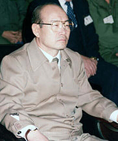 全斗焕（韩: ???, 英: Chon Du-Hwan, 1931年1月18日—），韩国的军事独裁者，第11、12任总统。生于庆尚南道陕川。毕业韩国陆军士官学校。和卢泰愚是同学。1961年军事政变时，积极支持朴正熙少将。后政变推翻崔圭夏政府，并武力阵压光州民主化运动。1988年在民间多次压力下宣布不再竞选总统，让其得力助手卢泰愚将军出选总统。卢泰愚总统任期届满后，金泳三当选。他立即彻查由全斗焕时间开始的官商勾结活动。1995年11月16日，全斗焕和卢泰愚两位前总统相继因筹集和侵吞秘密政治资金而被逮捕。1996年8月26日，汉城地方法院以主动参与军事叛乱和内乱罪、谋杀上司未遂罪及受贿罪，判处全斗焕死刑，后来改判终身监禁。1997年12月得到候任总统特赦。